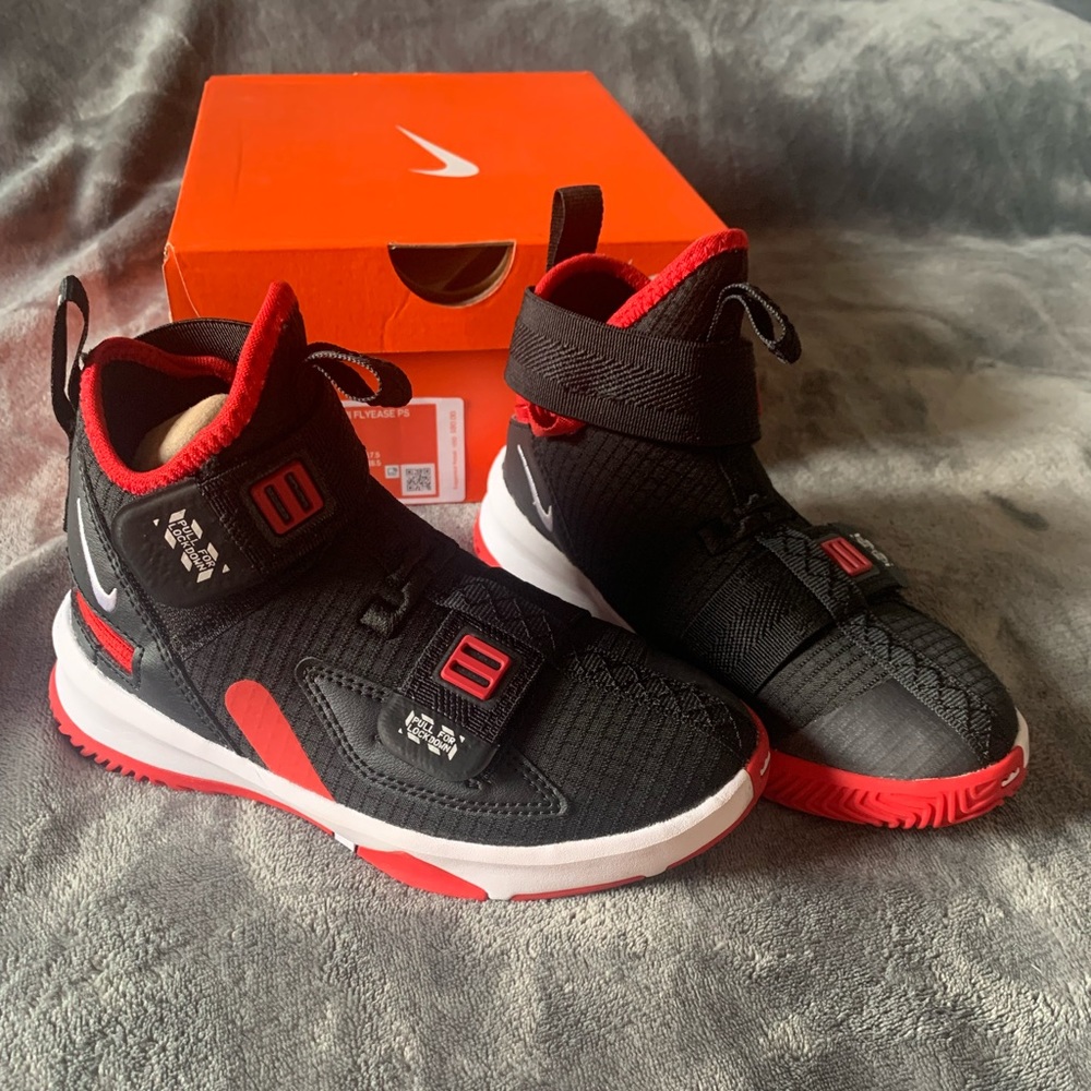 Nike Lebron Soldier XIII Flyease sneakers
